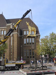 901978 Afbeelding van het beeld 'Het Gouden Kalf', symbool van het Nederlands Film Festival, op de Neude te Utrecht. ...